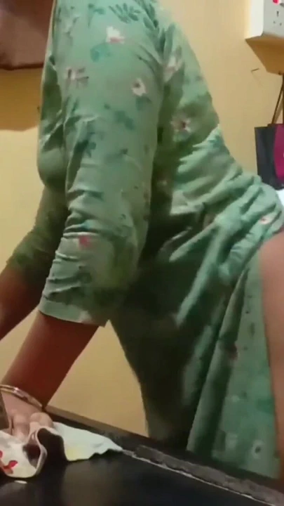 "Hintli ateşli evli kadın mutfakta yemek yaparken sikiliyor" dan unutulmaz an