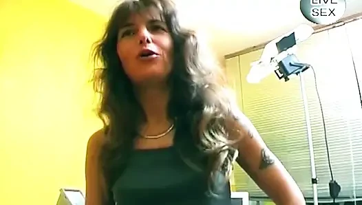 Esmer kadın büyük mavi dildosunu derinden kaydırıyor