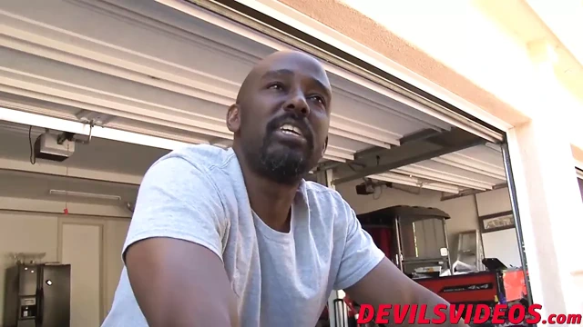 Siyah baba kötü bir şekilde o lezzetli beyaz kedinin bir kısmını istiyor