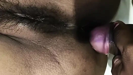 Ateşli yenge erkek arkadaşını evinde arayıp amını parmaklıyor ve tam zevk almak için amını sikiyor