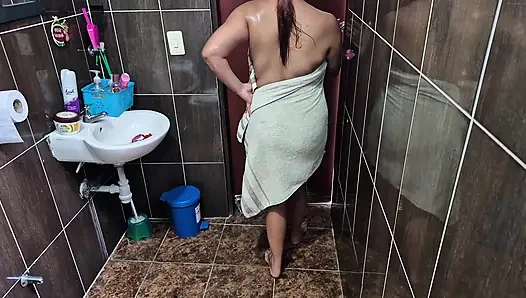 Kocasından bıktı, arkadaşının erkek arkadaşıyla sikişmeye gidiyor, keilimar çok ateşli bir esmer.