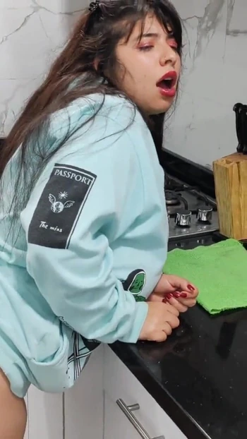 Мощный момент из "Горячий секс на кухне! rioc трахает Дженни после того, как она просит его о помощи в уходе за собой"