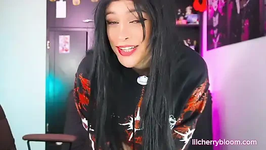 Ta meilleure amie gothique est une fille du foyer et veut ta bite