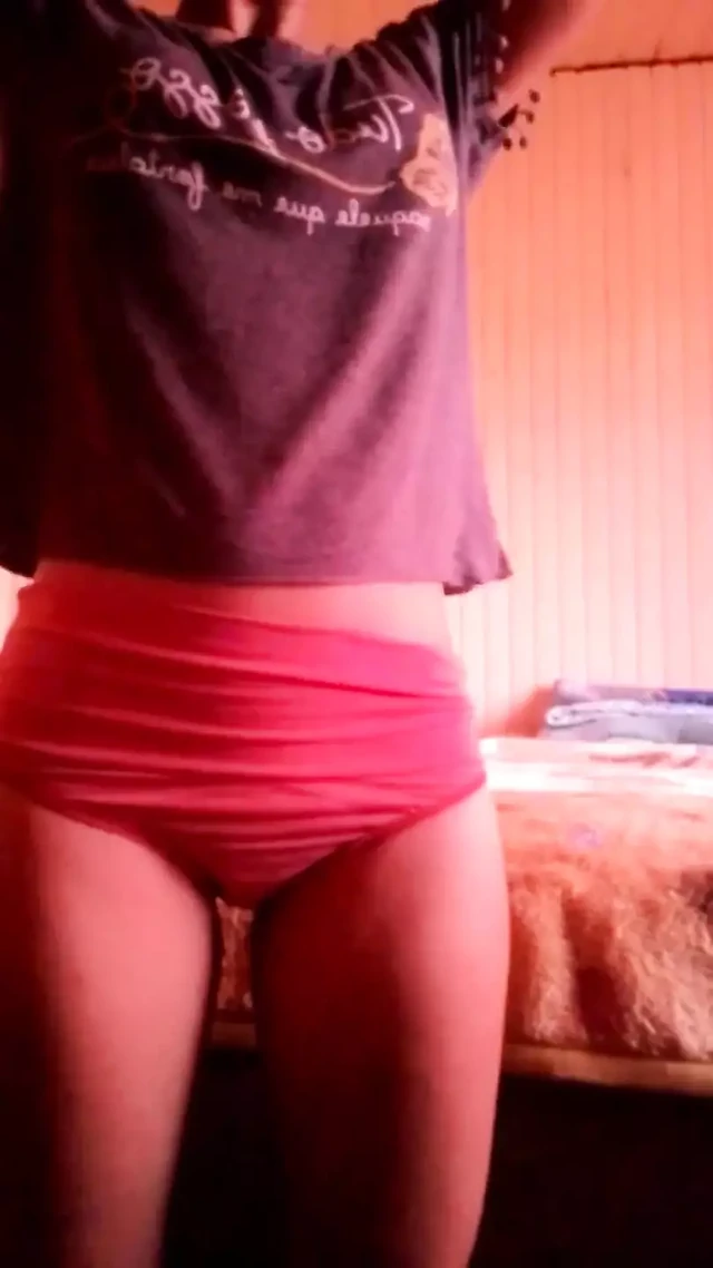 Горячая женщина, полная напряжения, готова дать ее тугой киске всю мокрую