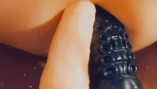 Alman köle sarkma ve çok ıslak amcıkla çifte penetrasyon sahnesinde