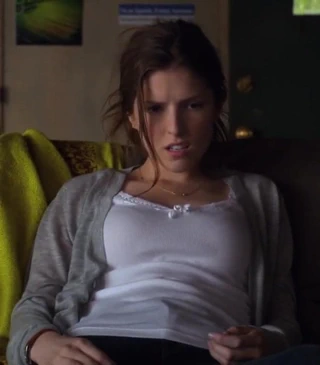 Anna Kendrick derin bir nefes alıyor