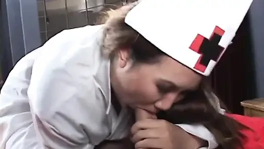 Tatlı götlü Asyalı hemşire bebek yatakta amını iyi siktiriyor