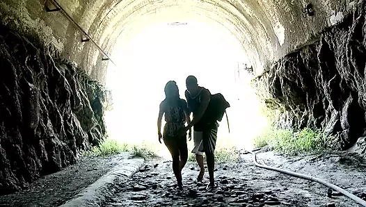 Açık havada sikişmeye ve erkeğini memnun etmeye bayılıyor