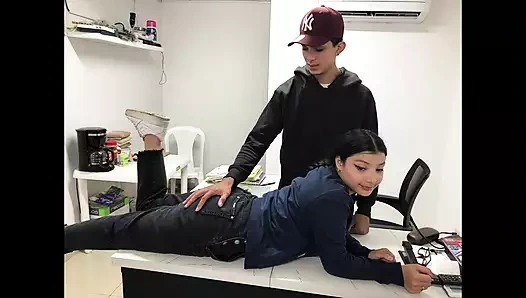 Güzel üvey kız kardeşim eğildi ve büyük penisimi görmek ona dokunma isteği yaptı