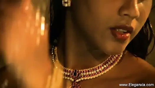 Seni memnun etmek için soyunuyor