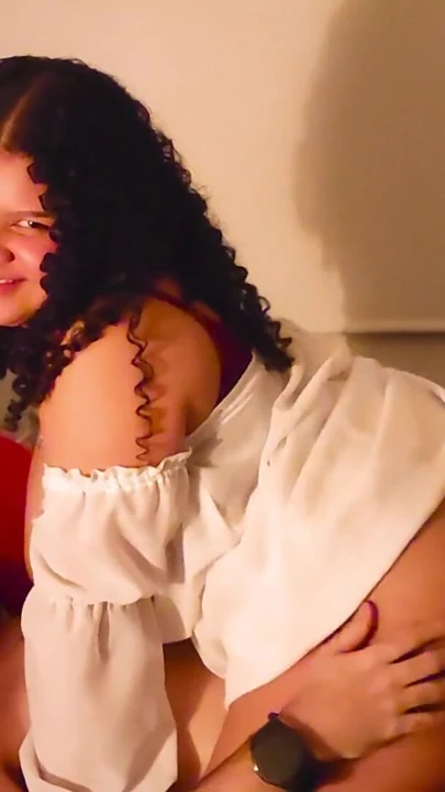 Dışarıda parti, içeride üçlü seks: Selena ve Diana doğum günü partisi sırasında sikimi takıma alıyor | Klip 2