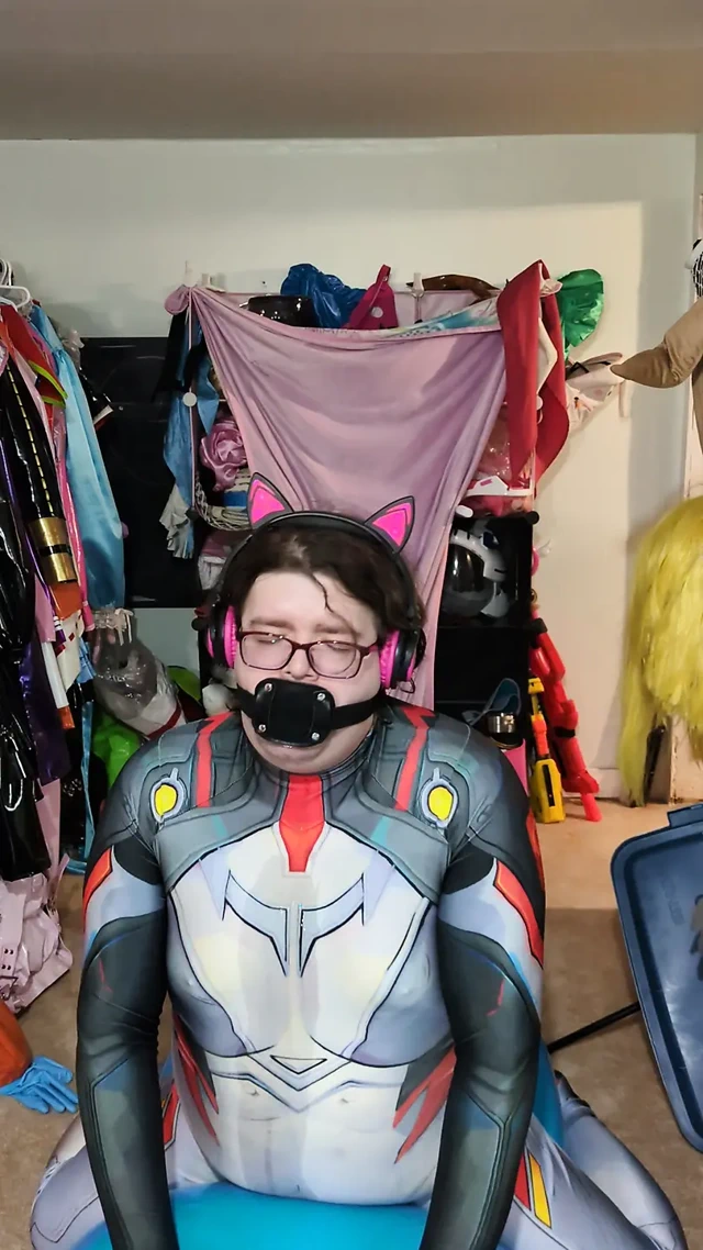 Peni zentai cosplay dildo ağzı tıkalı şişme kambur salyası