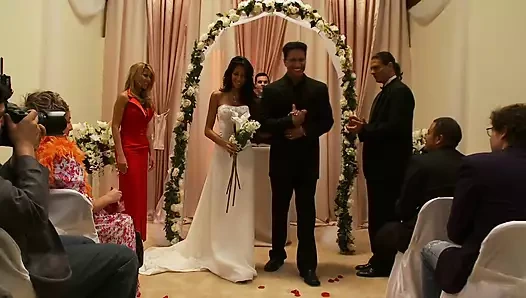 Sevimli sarışın arkadan almak için eğiliyor ve sonra yüzüne boşalıyor