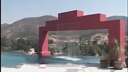 Şanslı adamlar merdivenlerde iki sarışına büyük yarağını emdiriyor