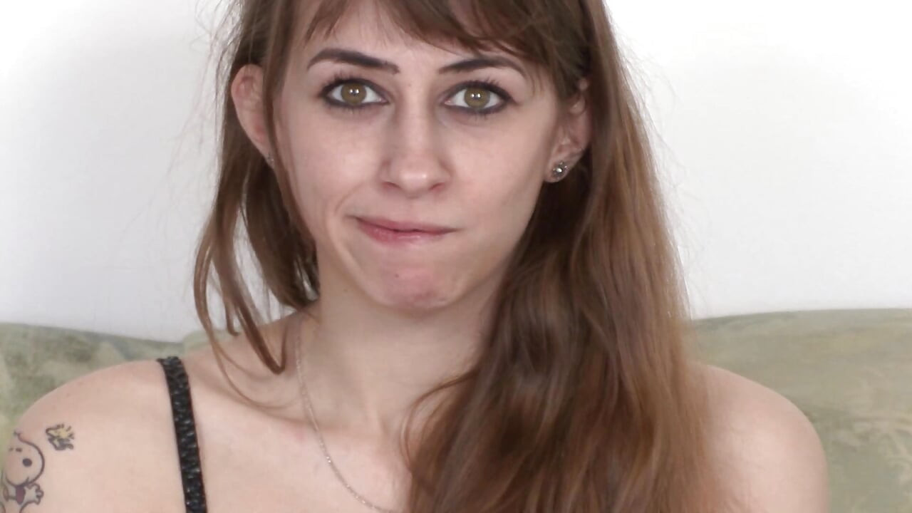 Muhteşem esmer Alman bebek bir yabancı tarafından sert sikiliyor