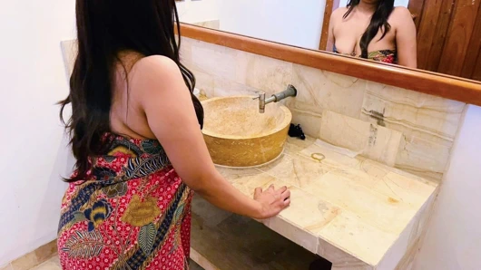 Arkadaşımın annesi batik kemben ile seksi