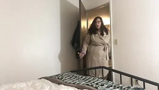 John mastürbasyon yaparken yakalanıyor