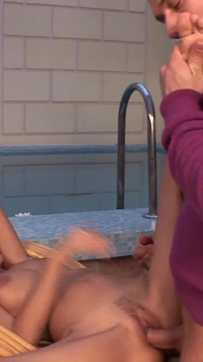 Волнующий момент из "Фут-фетишист кончает на ступни худенькой юной блондинки"