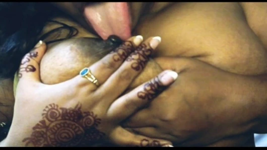 Ateşli Hintli seksi kız göğüsleriyle oynuyor ve göğüslerini ve meme uçlarını emiyor.