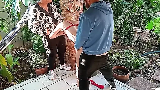 Kırmızılı bayan
