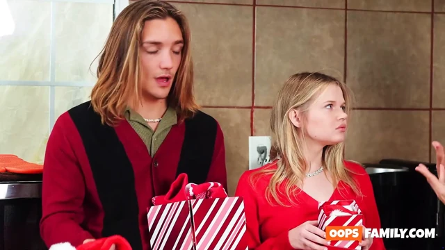 Aile azgın bir Noel partisi için hazır. Süper ateşli sert porno!