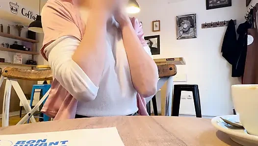 Camicetta bianca estremamente sexy che espone i miei grandi capezzoli forati duri in una caffetteria