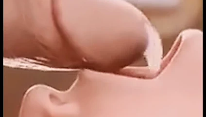 Genç bir güzelliğin tatlı dudaklarına giren kalın sperm