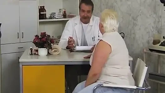 Doyumsuz esmer orta yaşlı seksi kadın her santimi derine alıyor