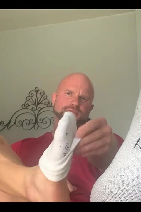 ‪it’s Bit Weird as You Take My Shoes off