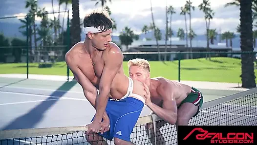 FALCON STUDIOS - Ryan Orion ve Dio Ferrero tenis kortunda prezervatifsiz sikişiyor