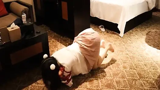 Jk üniformalı sevimli küçük bir kız yerde yalınayak dolaşıyordu.