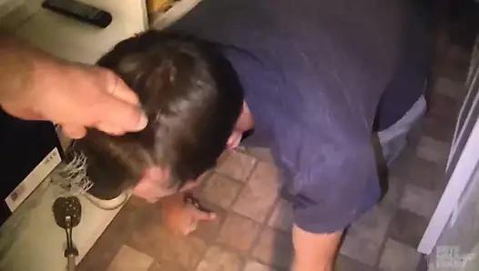 Suçlu gırtlağını sikiyor ve dölle dolu