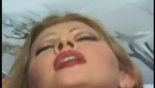 Ateşli büyük memeli sarışın