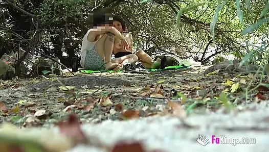 Büyük memeli latin Elena de la Vega rastgele bir adamı alıyor ve onu gölün yanında sikiyor