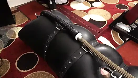 Kabarık nefesli şişme lateks esaret çuvalı, sesli boşalma ile oynuyor