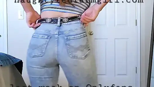 Kızıl saçlı kız çiftliğin her yerinde kendini deli gibi sikiyor