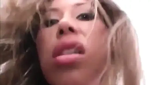 Büyük memeli amatör amını okşturırken sigara içiyor