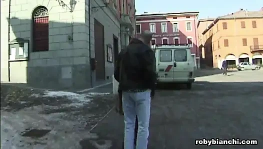 Kıllı amcık bebek arabada büyük yarağı yalıyor ve götünü sert ve derinden sikiyor