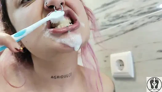 4k dil ağzında, üveula yüz diş fırçasıyla iyi kalitede görüntü