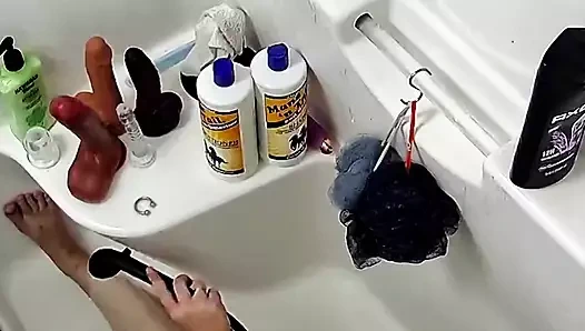 Pawg orta yaşlı seksi kadın duşta amcığıyla oynuyor