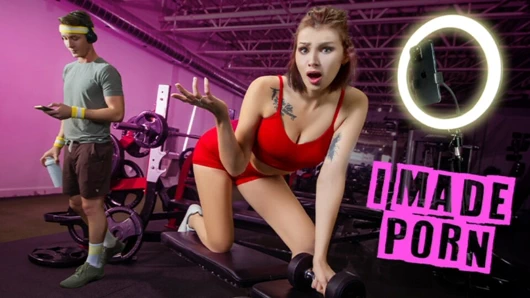 Scarlet spunk spor salonunda ıslak amcığını genişletiyor