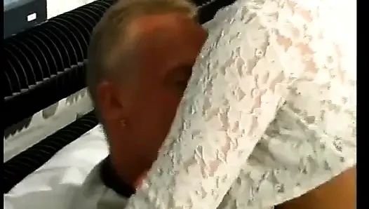 Yarak emen Alman sürtük yarağının ağzına boşalmak için burada