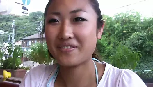 Sevimli kız gülümseyerek kahvaltısını yiyor