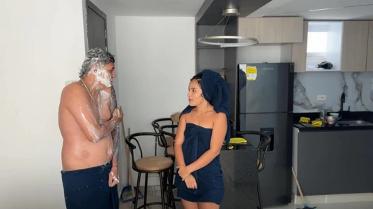 Sürtük komşum, onu kocasından daha zengin sikmemin tek bahanesi olarak dairemde banyo yapmamı istiyor.