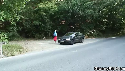 Aldı büyükanne kafa verir ve doggy-fucked alır