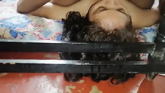 Hintli hizmetçinin götü acı verici bir şekilde günlük sikiliyor 2
