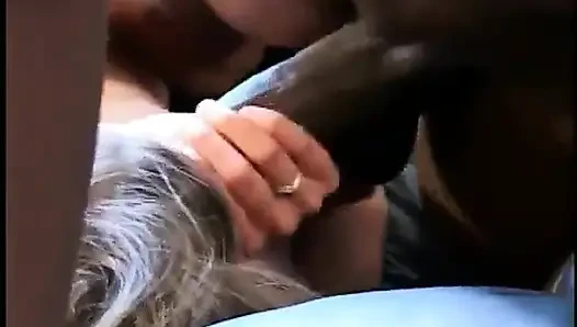 Genç kaltak iki siyah yarakla sikiliyor