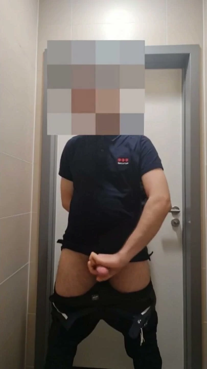 Güvenlik görevlisi iş tuvaletinde mastürbasyon yapıyor | Bölüm 1