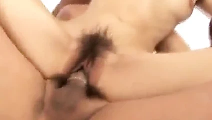 Asya kaltak alır üç musluklar ve o istiyor daha fazla