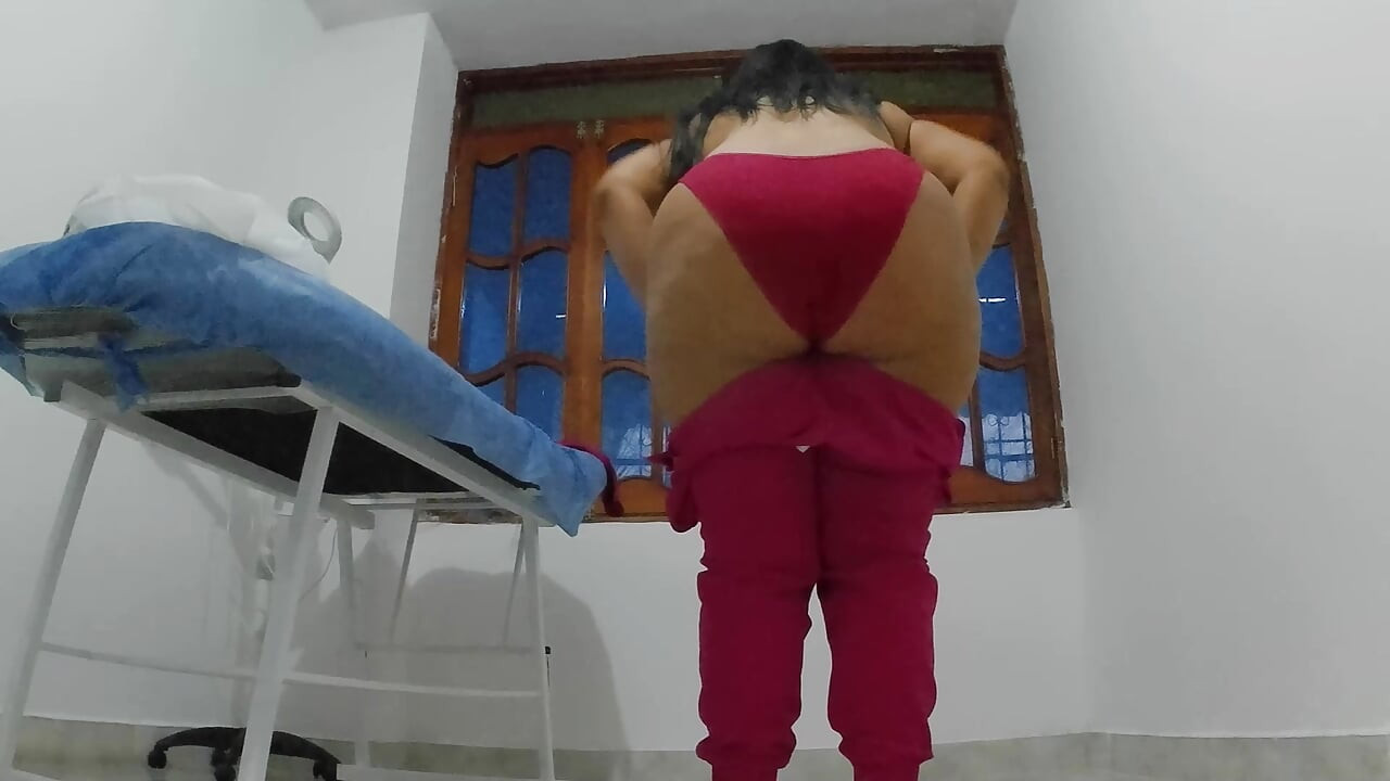 Hemşire iç çamaşırını deniyor